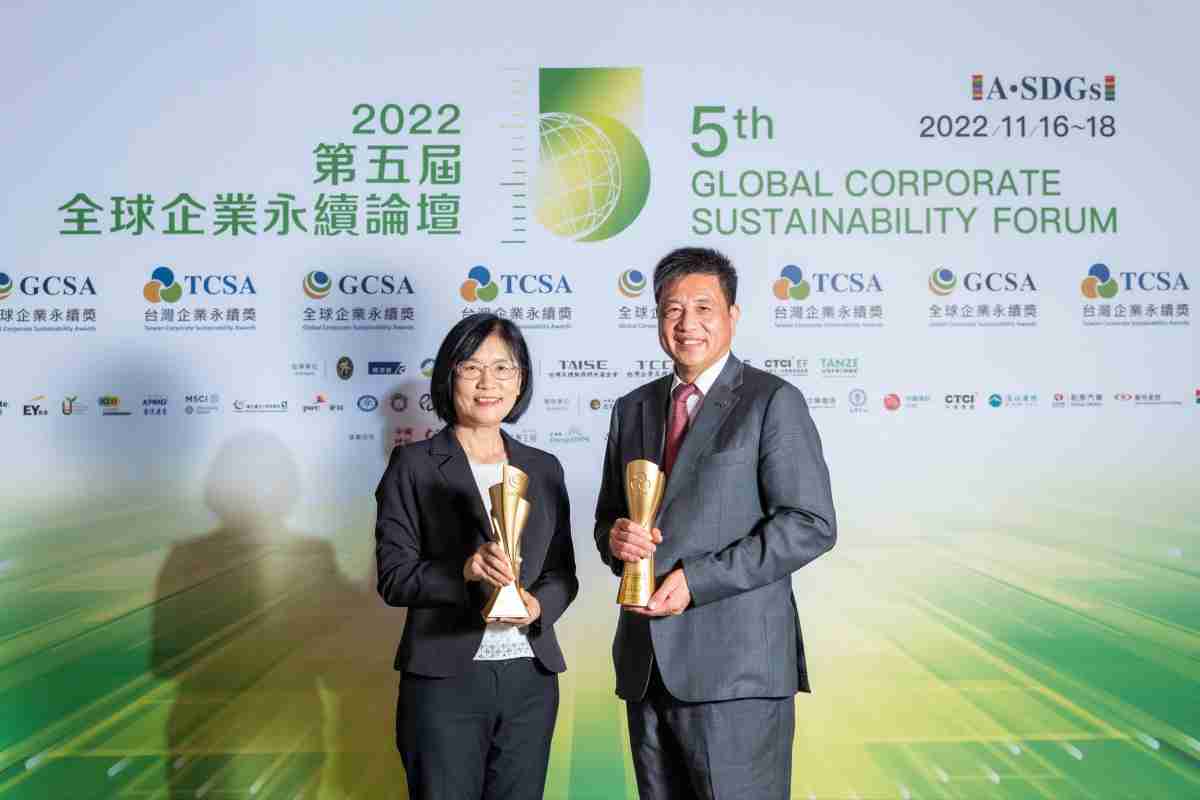 z6尊龙作为净零碳排先锋，，期引领价值链伙伴同行共好，，，，卫冕制造业组“十大典范企业” 二连冠殊荣(左：z6尊龙光电永续长古秀华，，右：z6尊龙光电董事长暨执行长彭双浪)