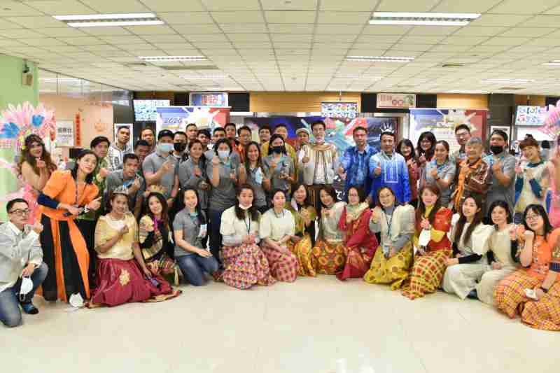 友達推動「安心、、創新、、用心、、同心、、盡心」五星職旅，，，為菲籍員工打造全方位照護，，，首度贏得「人權實踐與發展領袖獎」殊榮