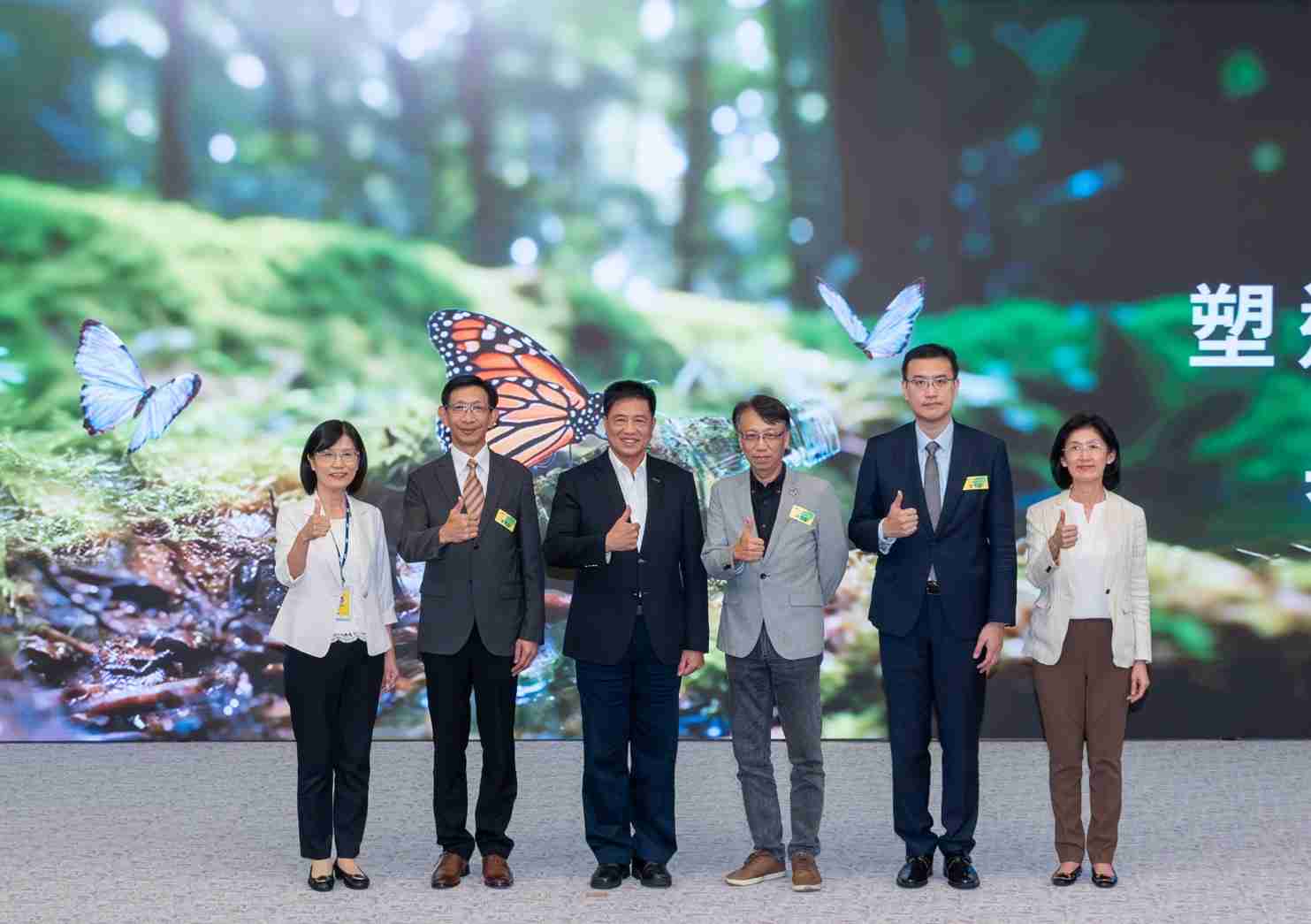 友達2023 CSR共榮大會，，，，邀請領域專家分享交流生物多樣性管理趨勢、、無塑產品、、、、海廢永續塑料等議題  （圖左到右：友達光電永續長古秀華、、、3M台灣技術長陳君杰、、、、友達光電董事長暨集團策略長彭双浪、、、光寶科技企業永續發展處處長陳慶暉、、、、安永聯合會計師事務所執業會計師曾于哲、、、、友達光電供應鏈總部副總經理吳宜芳）