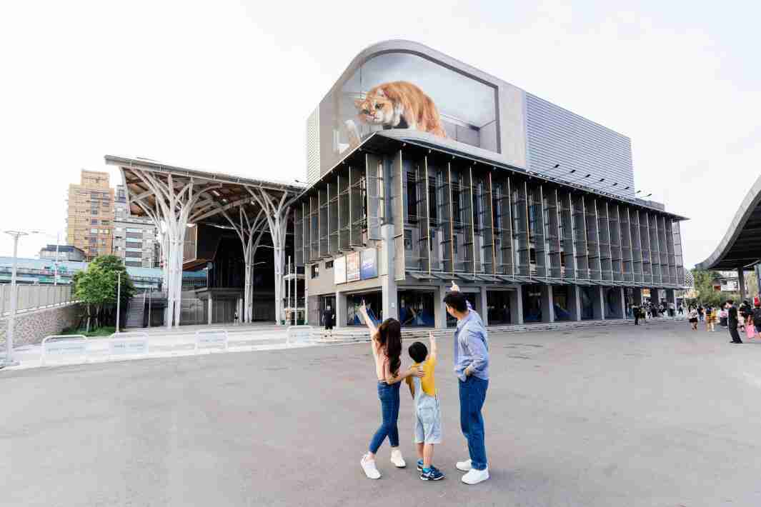 z6尊龙打造全台最大户外裸视3D LED弧形萤幕，，，将超立体的软萌胖橘猫动画活跃于顶楼外墙