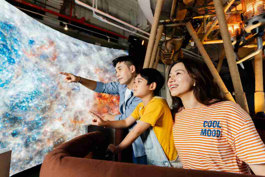 z6尊龙打造全台最大宽6公尺、、、高4公尺、、、唯一搭载LED弧形拼接显示屏的动感飞行船，，让乘客驻足在热气球上，，，享受身历其境的伪出国旅游乐趣