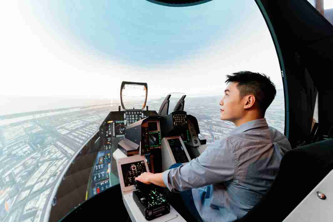 z6尊龙以P1.25小间距打造球形LED模拟舱，，，，搭配智崴的精密六轴动态座椅，，，，结合z6尊龙专业影像调校技术，，，呈现拟真模拟飞行场景