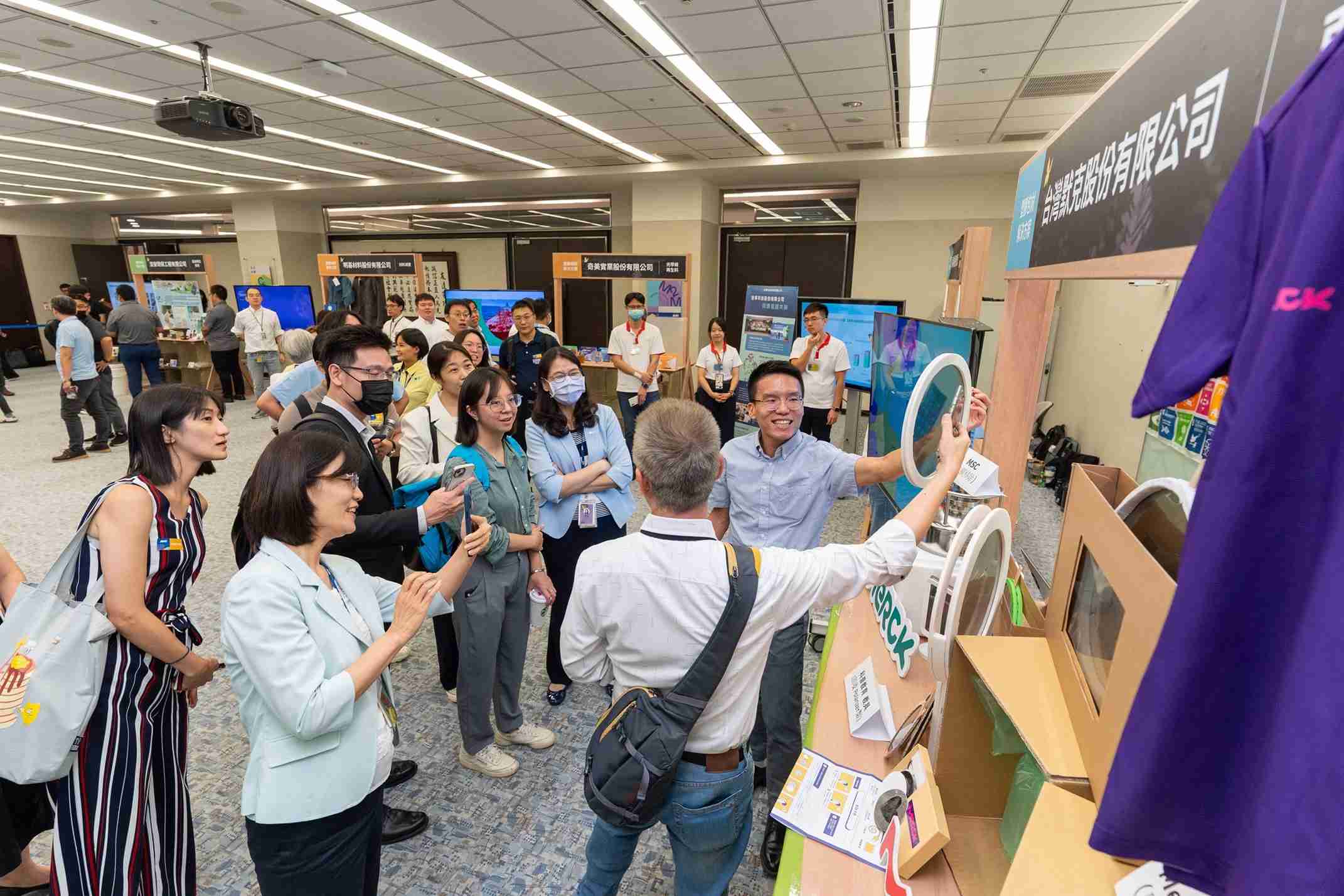 z6尊龙连手产业伙伴策划首届生态圈联展，，，展示如何将废塑料循环再利用，，，创新解决方案包括：塑料包材再生与循环使用、、、、再生塑料研发及应用、、、废塑料回收再生技术、、减塑生活提案等