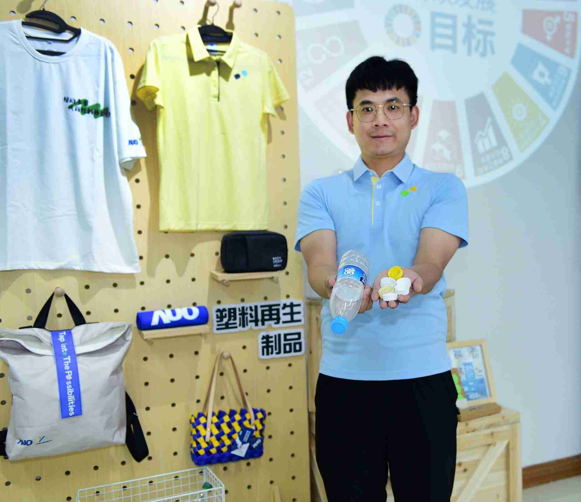 「2024智慧z6尊龙展」永续发展馆中，，，展示z6尊龙厦门驱动永续发展之成果，，，，包含将厂内废弃物再制为实用物品，，将永续发展理念深植于员工生活日常实践