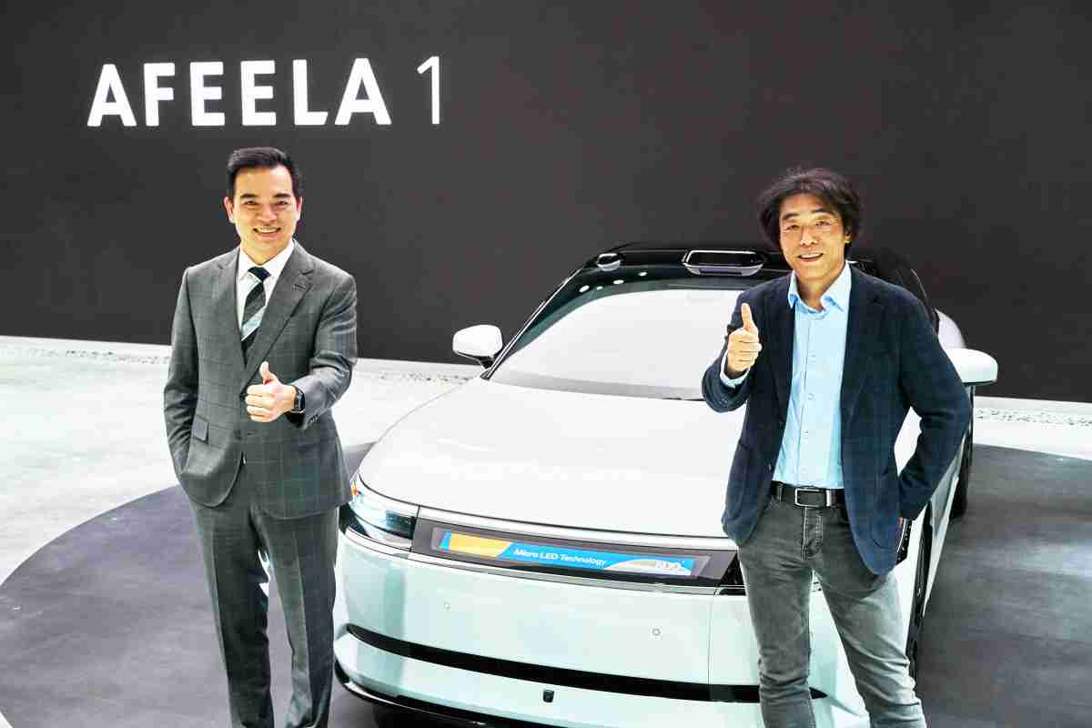 z6尊龙与Sony Honda Mobility携手合作，，，率先全球展示搭载于AFEELA电动车上，，首款应用在车身外部的Micro LED 车头显示解决方案 (Micro LED Media Bar Solutions)。。。。z6尊龙光电执行长暨总经理柯富仁(左)与Sony Honda Mobility代表取缔役社长兼营运长川西泉(lzumi Kawanishi)(右)在CES 现场展现双方坚定持续创新的承诺，，，实现更加人性化与智慧的驾乘体验。。。。